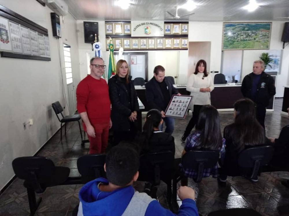 ALUNOS DA E.M. ALVARO MARTINS VISITAM O PODER LEGISLATIVO